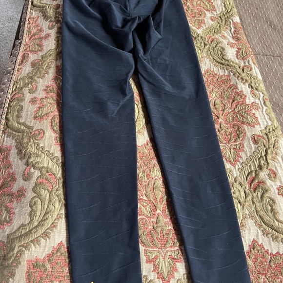 Lucy Brand Black Leggings – Slightly Patterned - Picture 4 of 4